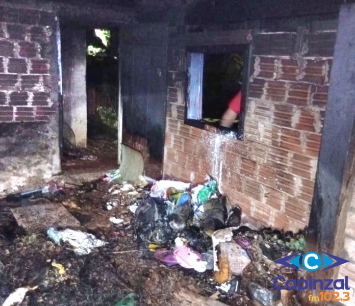 Incêndio em residência mobiliza Bombeiros durante a madrugada em Videira