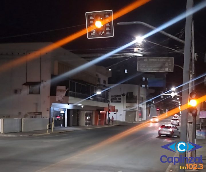 Semáforos próximo à ponte Irineu Bornhausen voltam ao modo intermitente (alerta)