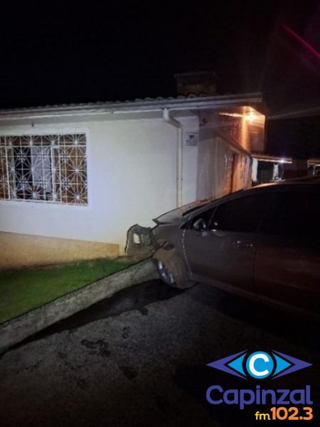 Carro colide contra residência em Herval d’Oeste; passageira fica ferida e motorista recusa bafômetro