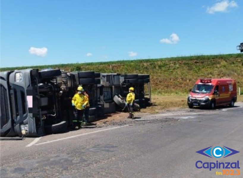 Duas pessoas ficam feridas após tombamento de carreta em Campos Novos