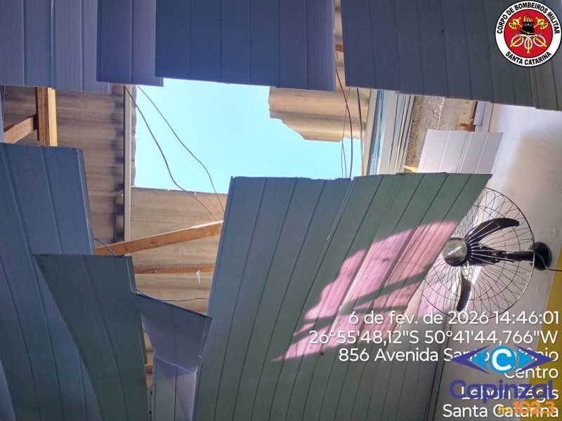 Dois trabalhadores ficam feridos após queda de telhado em Lebon Régis