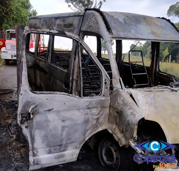 Incêndio destrói van de Capinzal na RS-208, entre Machadinho e Maximiliano de Almeida