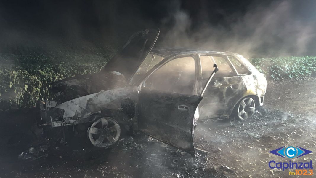 Incêndio destrói veículo no interior de Capinzal