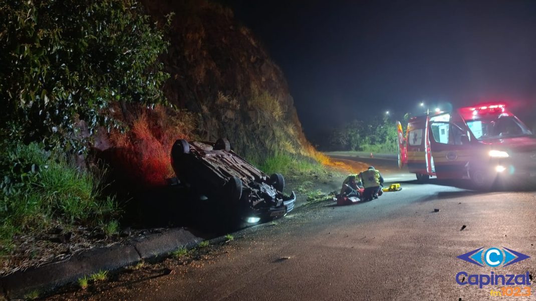 Ao desviar de cachorro, motorista perde o controle do carro e capota na SC-155