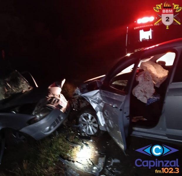 Colisão entre veículos de passeio deixa dois feridos na BR 470