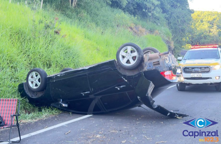 Colisão entre dois carros seguida de capotamento deixa feridos em Itá