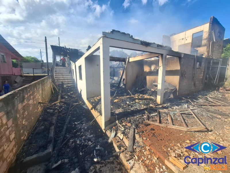 Incêndio de grandes proporções atinge residência multifamiliar em Monte Carlo