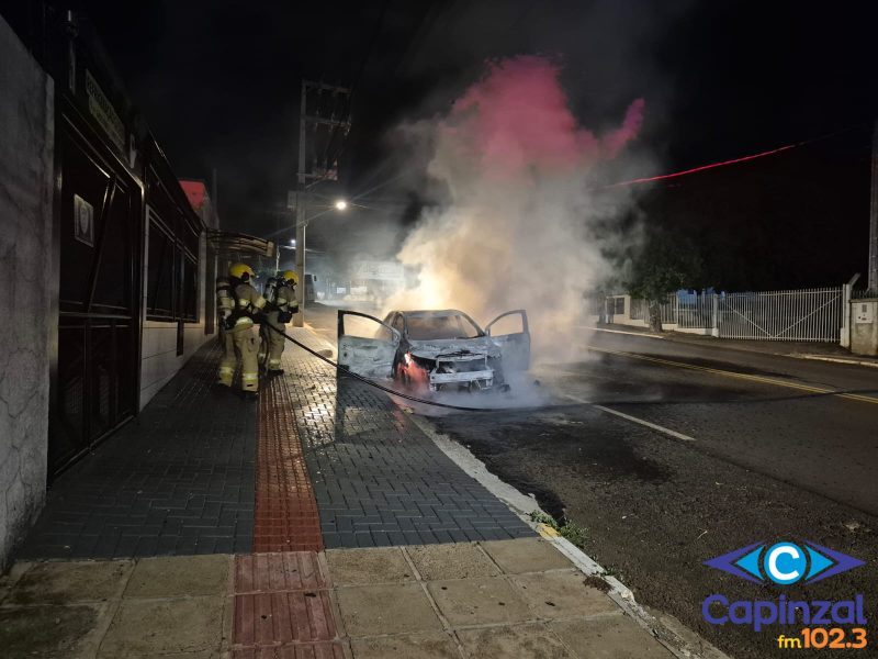 Incêndio destrói veículo de passeio na madrugada em Xanxerê