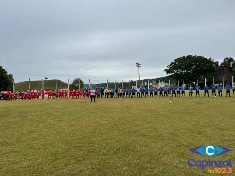 OUÇA: Amistoso beneficente com ex-atletas de Grêmio, Inter e Santos arrecada cerca de 1,5 tonelada de alimentos em Capinzal