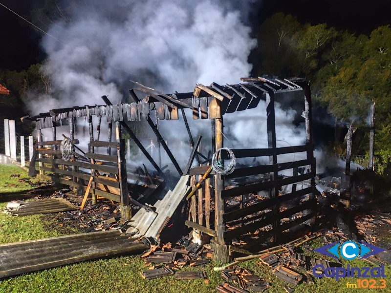 Incêndio destrói barracão em propriedade rural de Rio das Antas