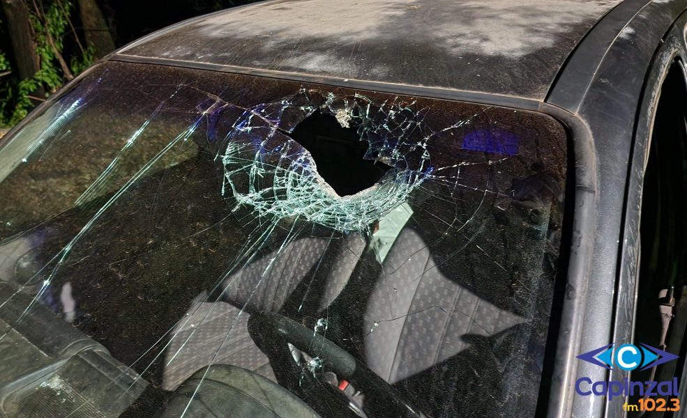 Veículo é abandonado em Capinzal com para-brisa danificado às margens da “Estrada Velha”