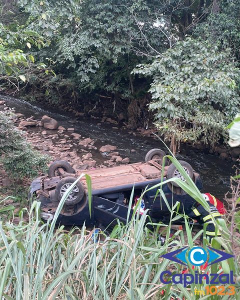 Mulher resgatada após cair com carro dentro do Rio dos Queimados em Concórdia