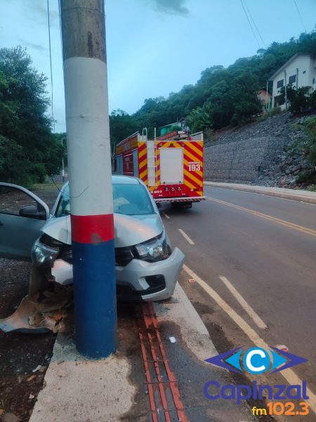 Motorista é encaminhado ao hospital após colidir carro contra poste em Piratuba