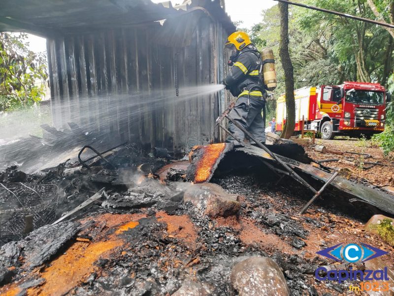 Incêndio atinge galpão e mobiliza Bombeiros no Oeste de SC