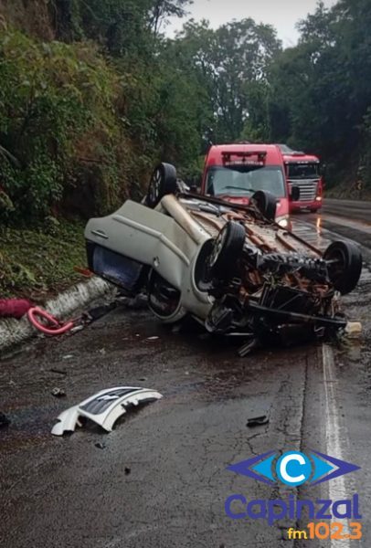 Duas mulheres ficam feridas após saída de pista e capotamento na BR-153