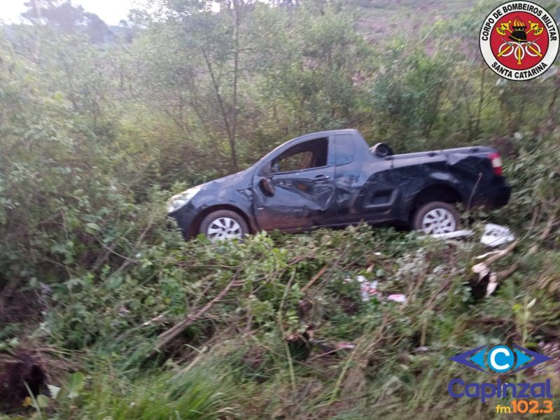 Motorista fica ferido com gravidade após saída de pista e capotamento na SC-135
