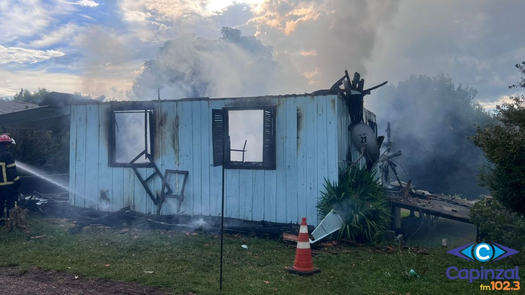 Incêndio destrói casa de dois pavimentos em Vargem Bonita
