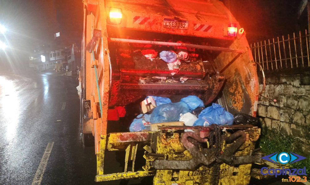 Motociclista é socorrida pelos Bombeiros após colisão com caminhão de coleta de lixo em Capinzal