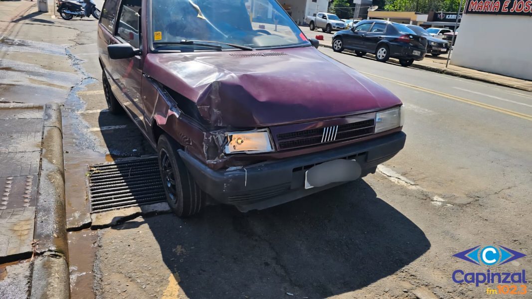 Carro colide na traseira de caminhão de lixo no centro de Ouro