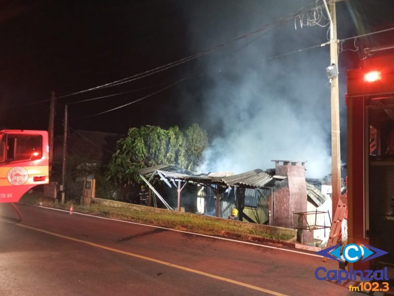 Incêndio destrói residência durante a madrugada no Oeste de SC