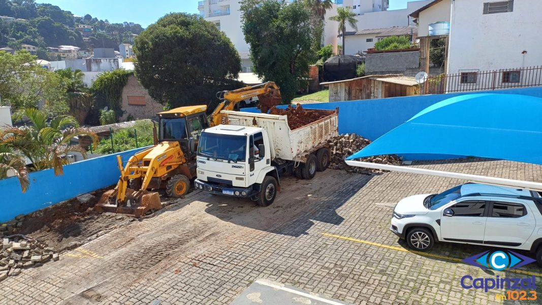 Demolição de muro que causou interdição parcial do Fórum é iniciada em Capinzal