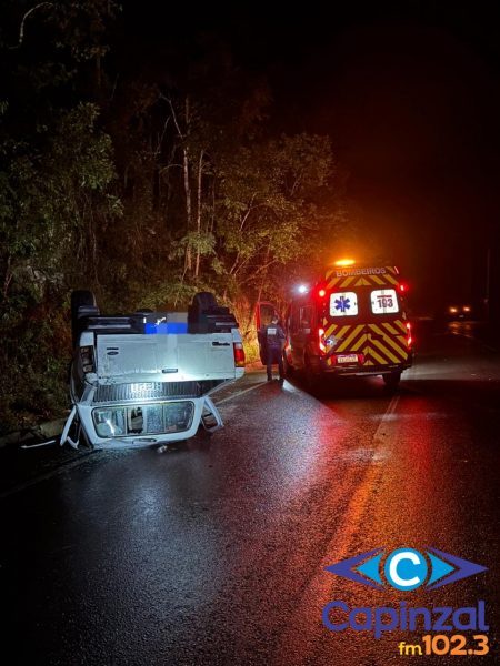 Veículo capota e motorista é atendido com ferimentos leves no interior de Ibicaré