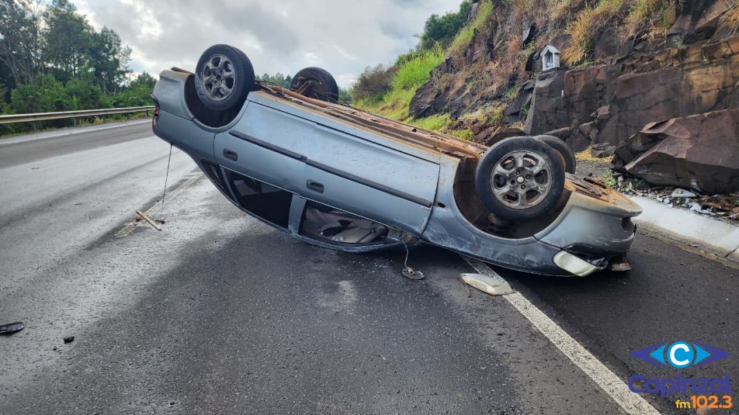 Veículo sai da pista e capota no Contorno Viário de Capinzal