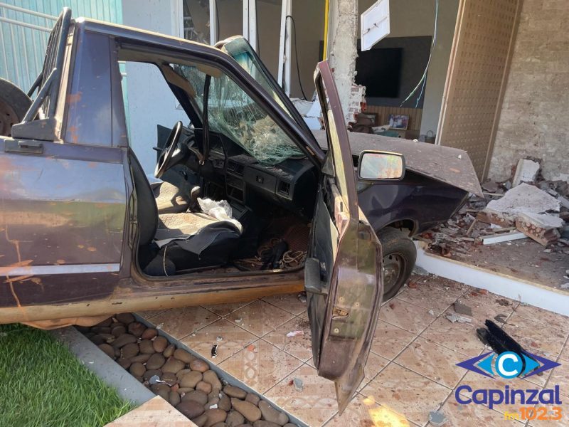 Motorista fica preso às ferragens após picape sair da pista e atingir residência no Oeste