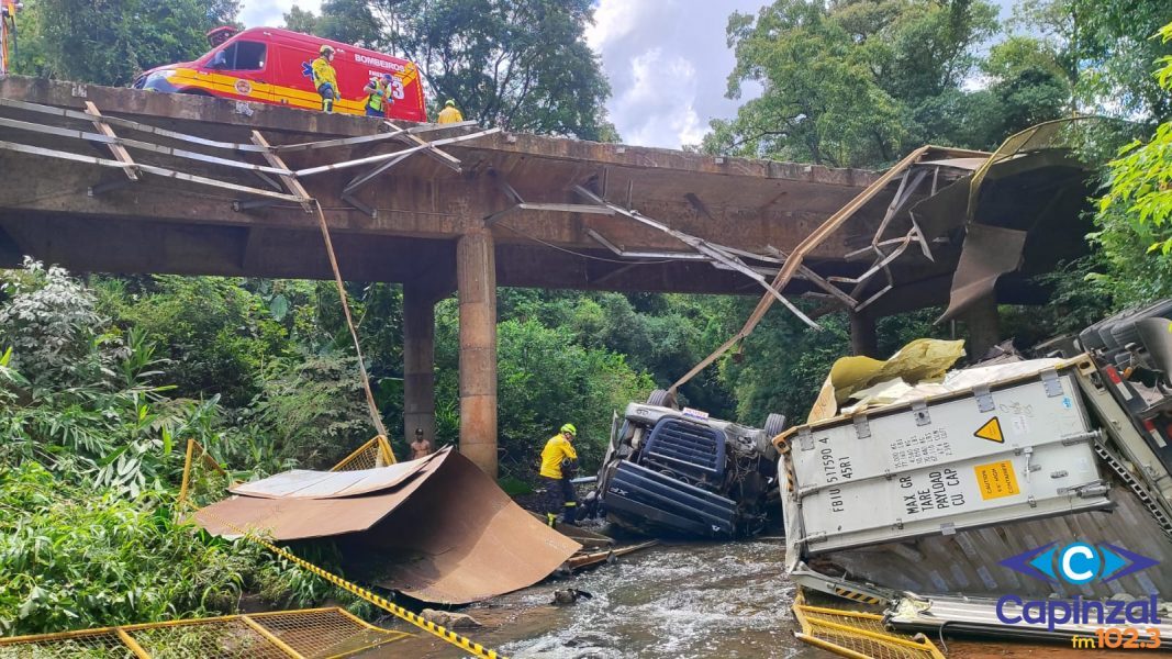 Motorista fica gravemente ferido após carreta cair de ponte na SC-157