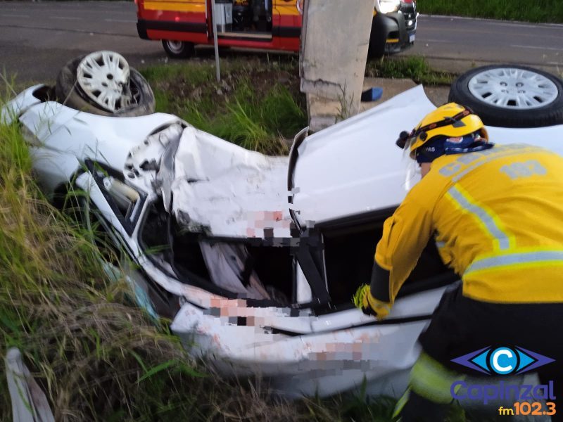 Mulher morre após carro bater em ponto de ônibus e ficar lateralizado no interior de Jaborá