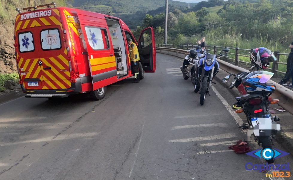 Colisão entre caminhonete e moto deixa dois feridos na SC-135