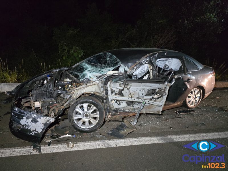 Carro fica destruído e duas pessoas feridas após colisão com caminhão no Oeste de SC