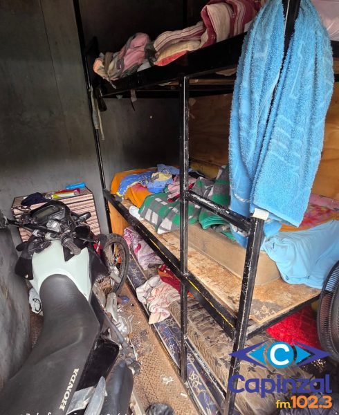 PRF flagra trabalhadores sendo transportados em baú de caminhão na BR-282, em Campos Novos