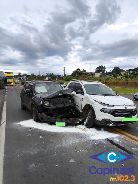 Colisão entre veículos é registrada no trevo de acesso a Ponte Serrada, na BR-282