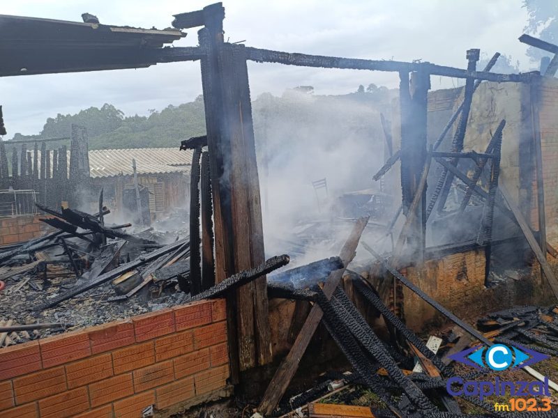 Incêndio destrói residência em Catanduvas