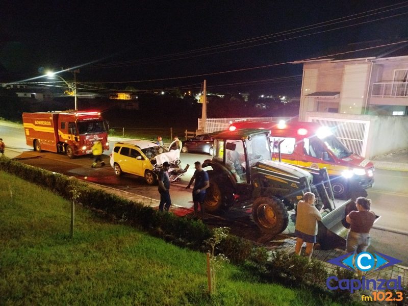 Carro colide na traseira de trator no centro de Ibiam