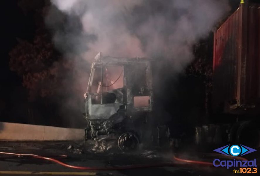 Fogo destrói carreta na BR-470, em Curitibanos