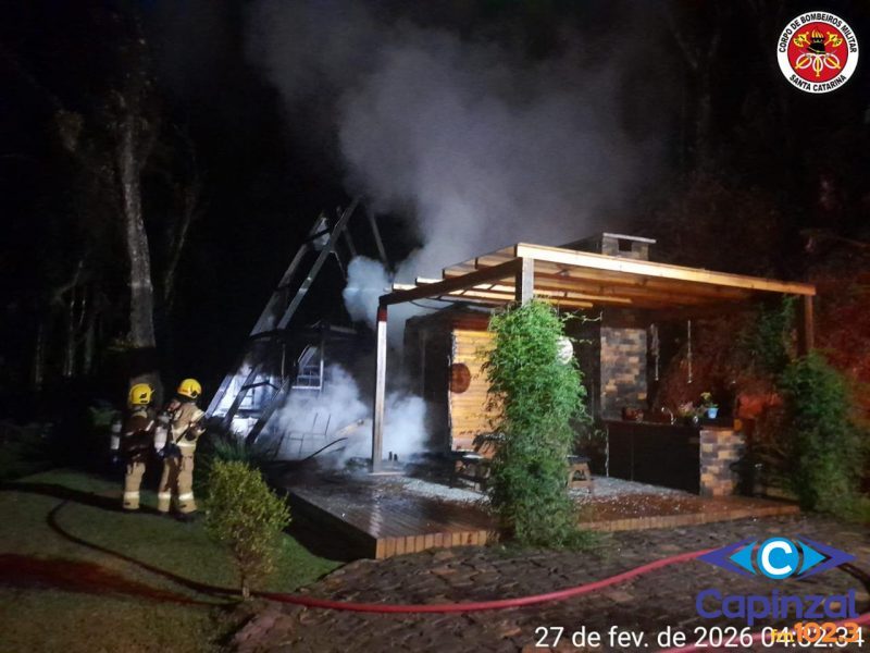 Incêndio destrói cabana no interior de Salto Veloso durante a madrugada