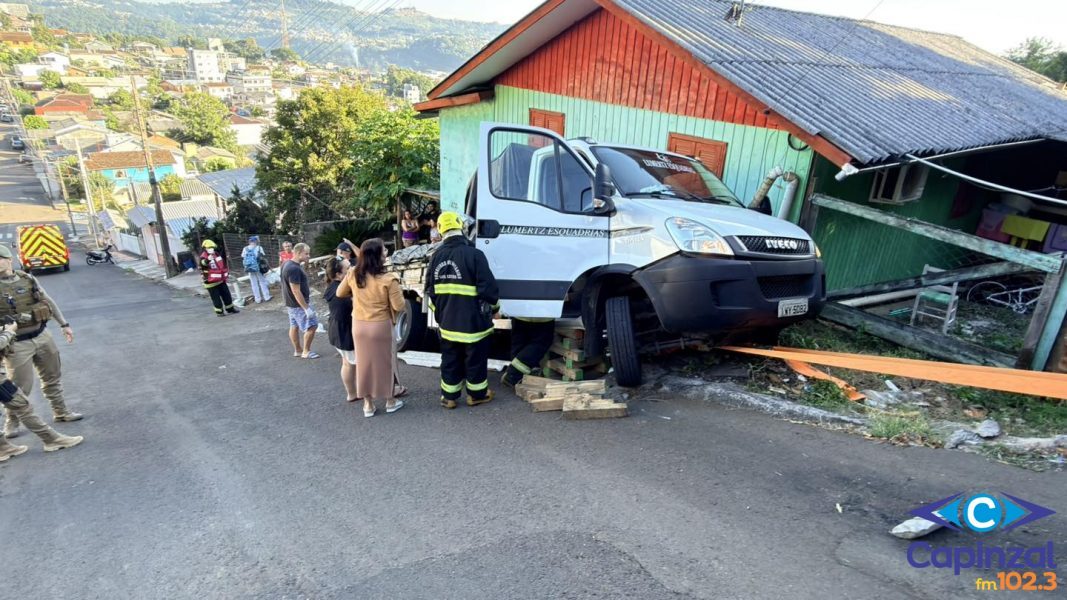 Mulher fica ferida ao ser atingida por caminhão desgovernado em Concórdia