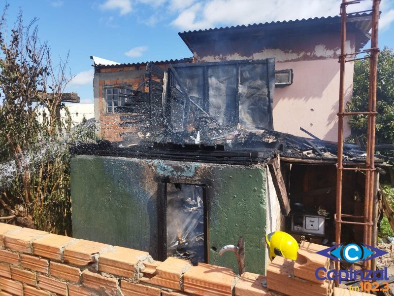 Incêndio destrói residência e mobiliza bombeiros em Campos Novos