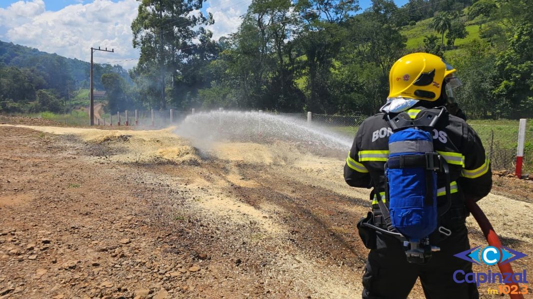 VÍDEO: Incêndio em carga de maravalha mobiliza Bombeiros no interior de Ouro