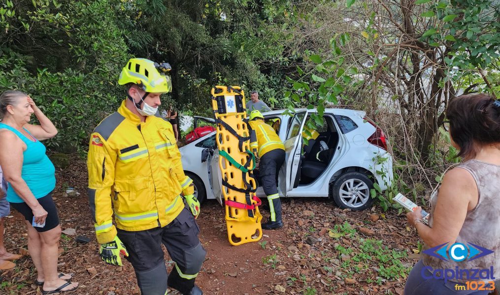 Idosa perde controle de direção e capota carro em Capinzal