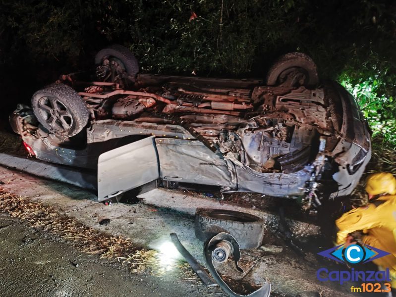 Caminhonete capota após colisão com caminhão na BR-282 em Ponte Serrada