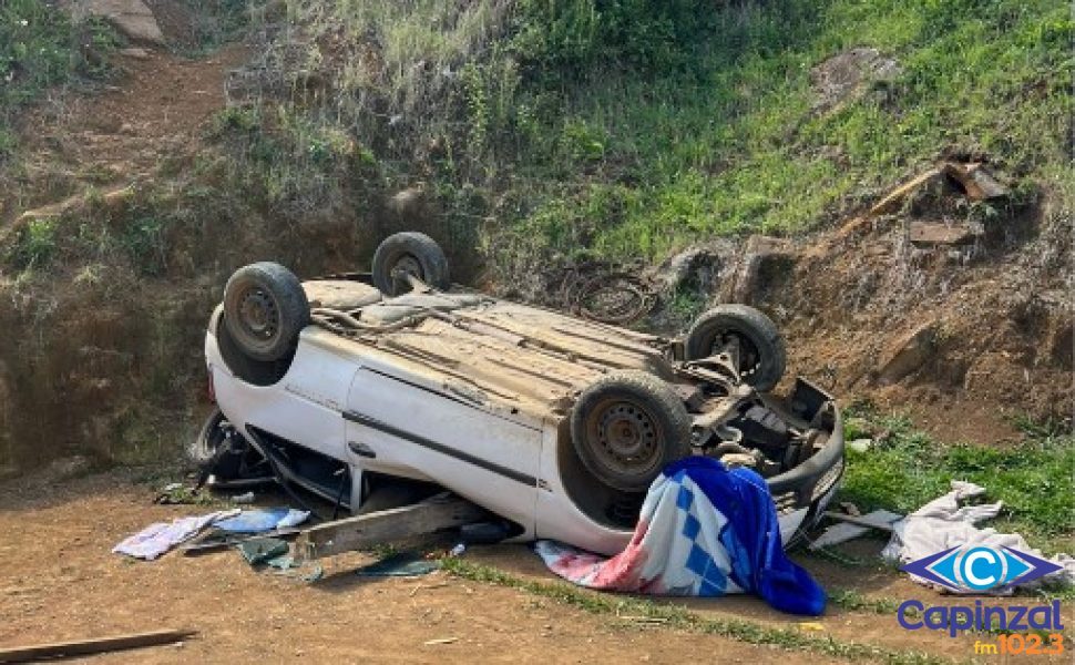 Mulher fica ferida após capotamento de veículo em Santa Cecília; bebê de 45 dias estava no carro