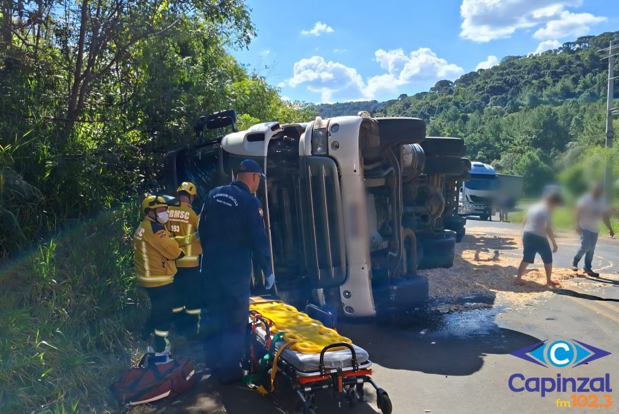 Motorista fica ferido após tombamento de carreta na SC-135