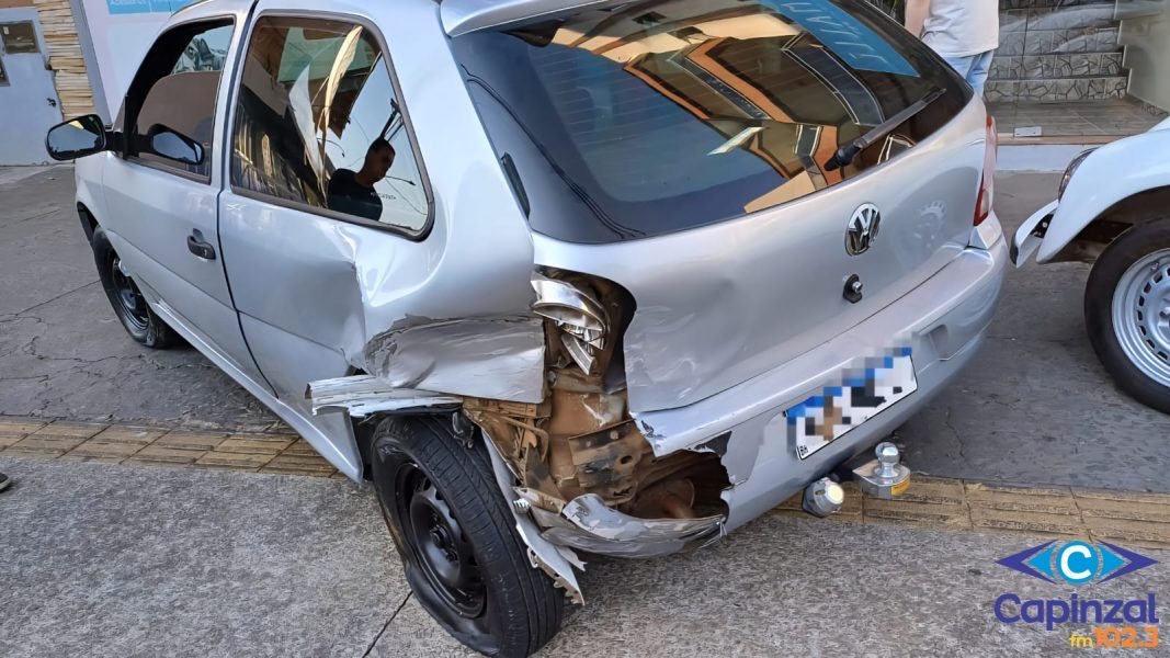 Colisão traseira entre dois carros é registrada no centro de Capinzal