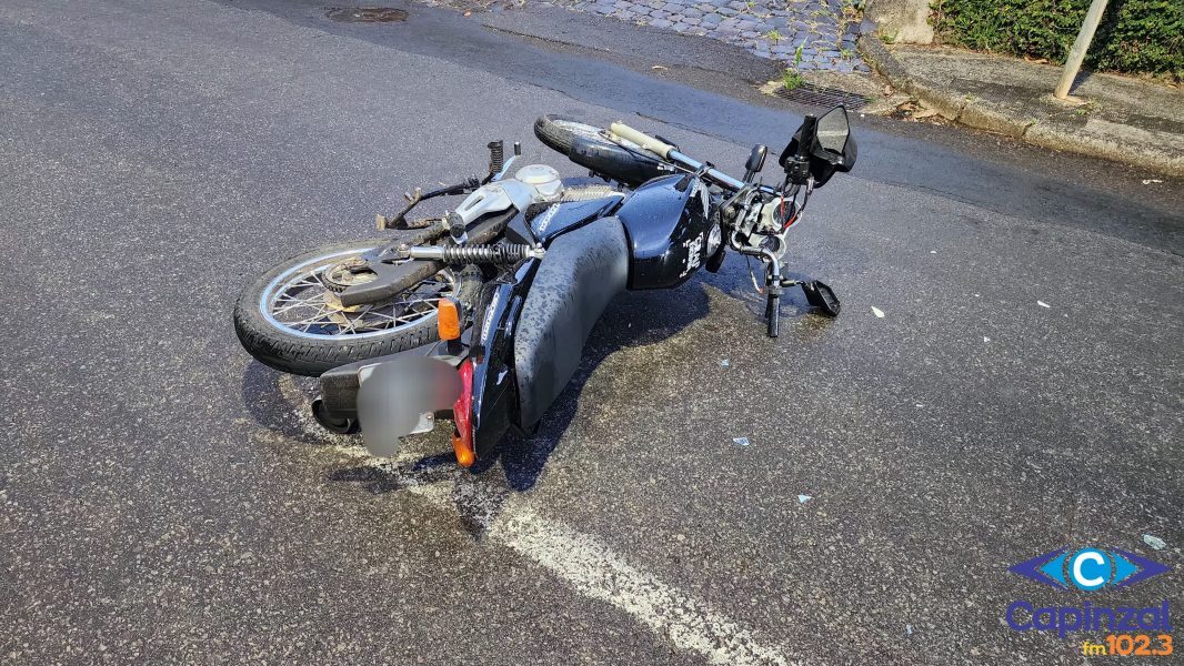 Motociclista fica ferido após perder controle em rua íngreme e colidir contra carro em Capinzal