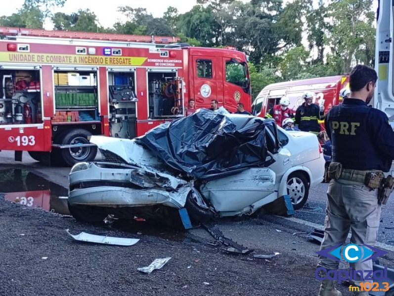 Colisão frontal entre carro e carreta deixa um morto e um ferido grave na BR-153, em Concórdia