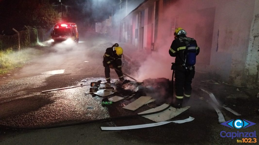 Incêndio em entulho atinge parte de edificação durante a madrugada em Capinzal