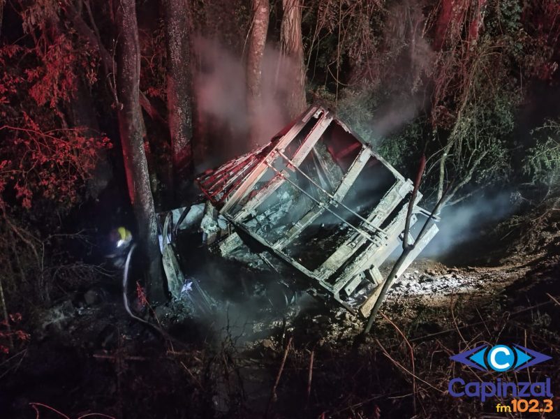 Caminhonete sai da pista, pega fogo e motorista fica ferido no interior de Faxinal dos Guedes